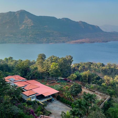 Ekam Lake House By Stayvista With Mountain & Lake Views, Outdoor Jacuzzi, Sauna, Modern Amenities & Kitchen Garden Пюн Екстериор снимка