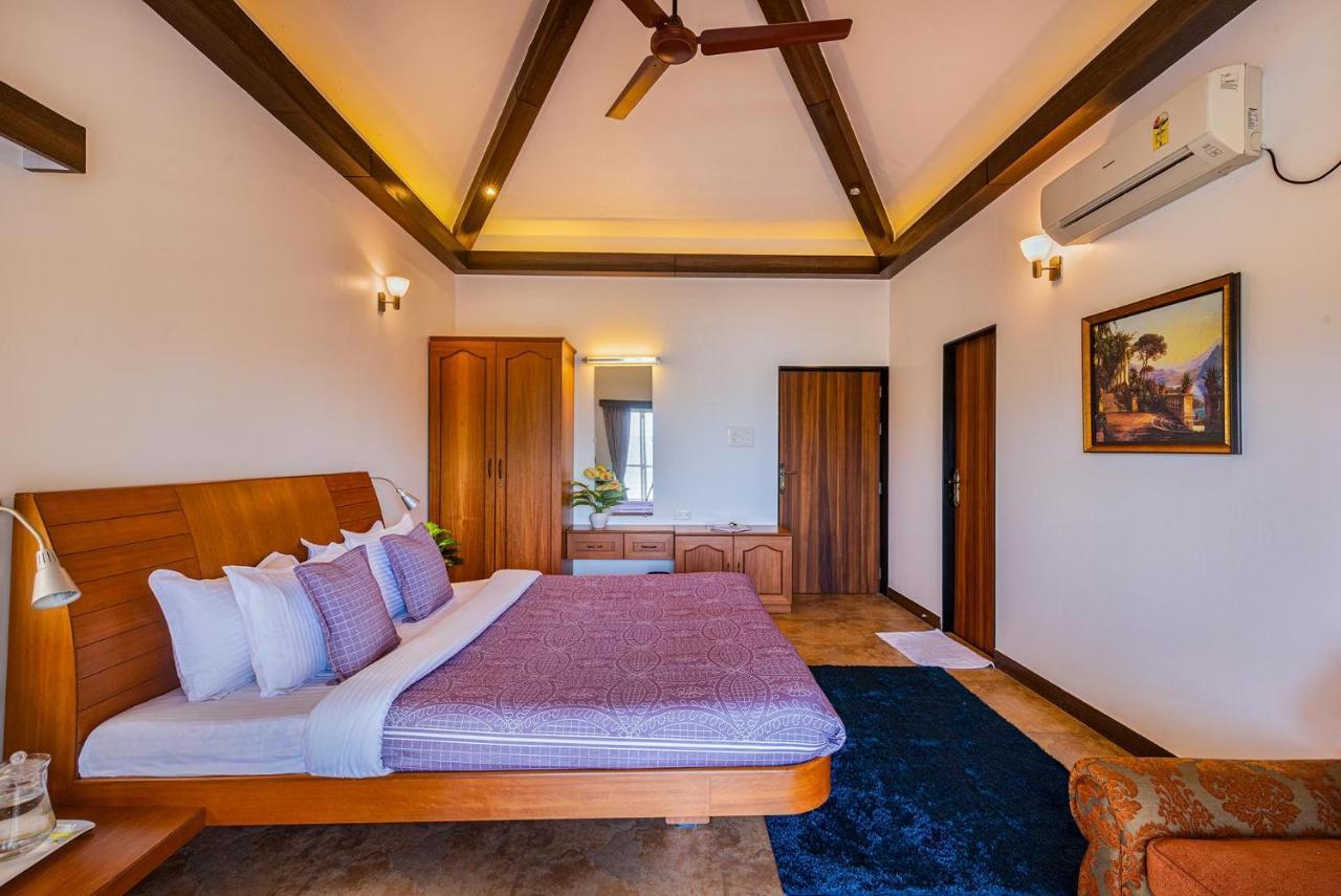 Ekam Lake House By Stayvista With Mountain & Lake Views, Outdoor Jacuzzi, Sauna, Modern Amenities & Kitchen Garden Пюн Екстериор снимка