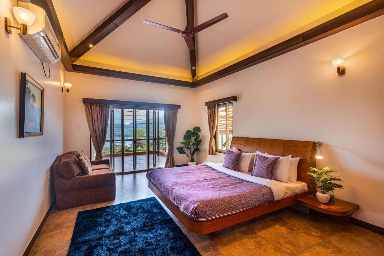 Ekam Lake House By Stayvista With Mountain & Lake Views, Outdoor Jacuzzi, Sauna, Modern Amenities & Kitchen Garden Пюн Екстериор снимка